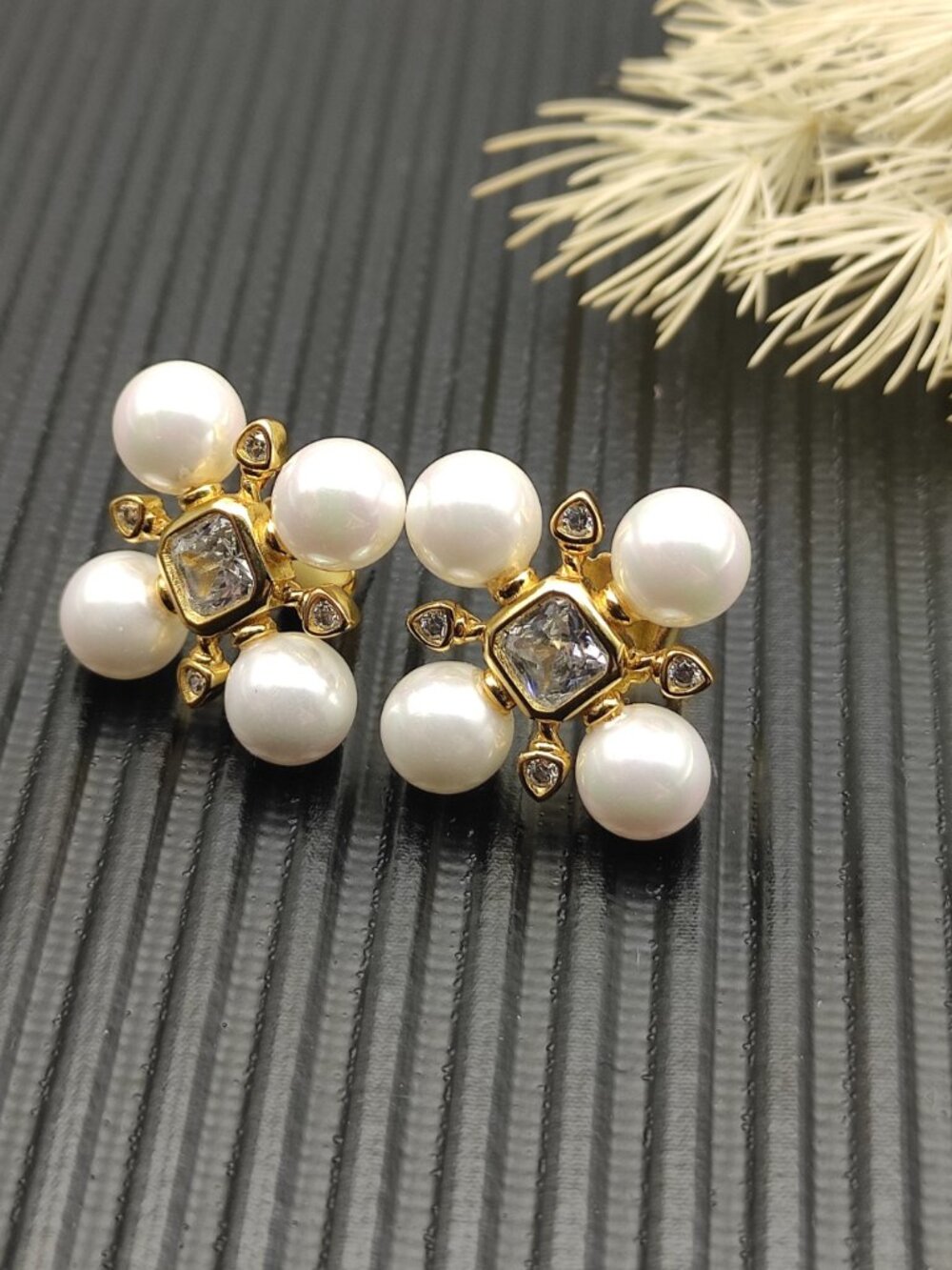 David Yurman Pyramid Pearl Earrings - Picture 4 of 8